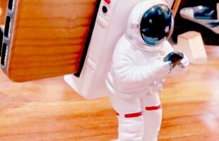 ダルトンの宇宙飛行士さんのスマートフォン立て